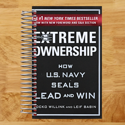Extreme Ownership: How U.S. Navy SEALs Lead and Win (New Edition) (Extreme Ownership Series, 1)